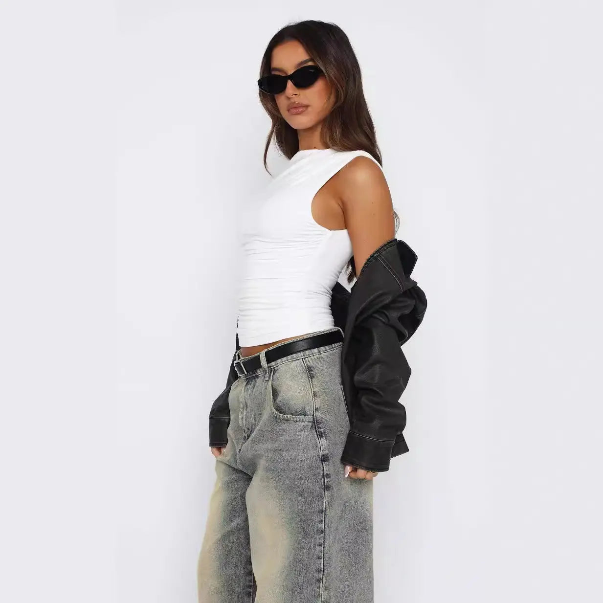 Débardeur femme tendance, slim fit, sans manches, style streetwear, coloris modernes, confortable et féminin
