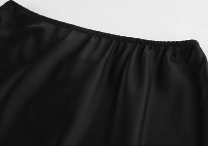 Gros plan sur le tissu noir satiné de la mini-jupe femme SecretBombe