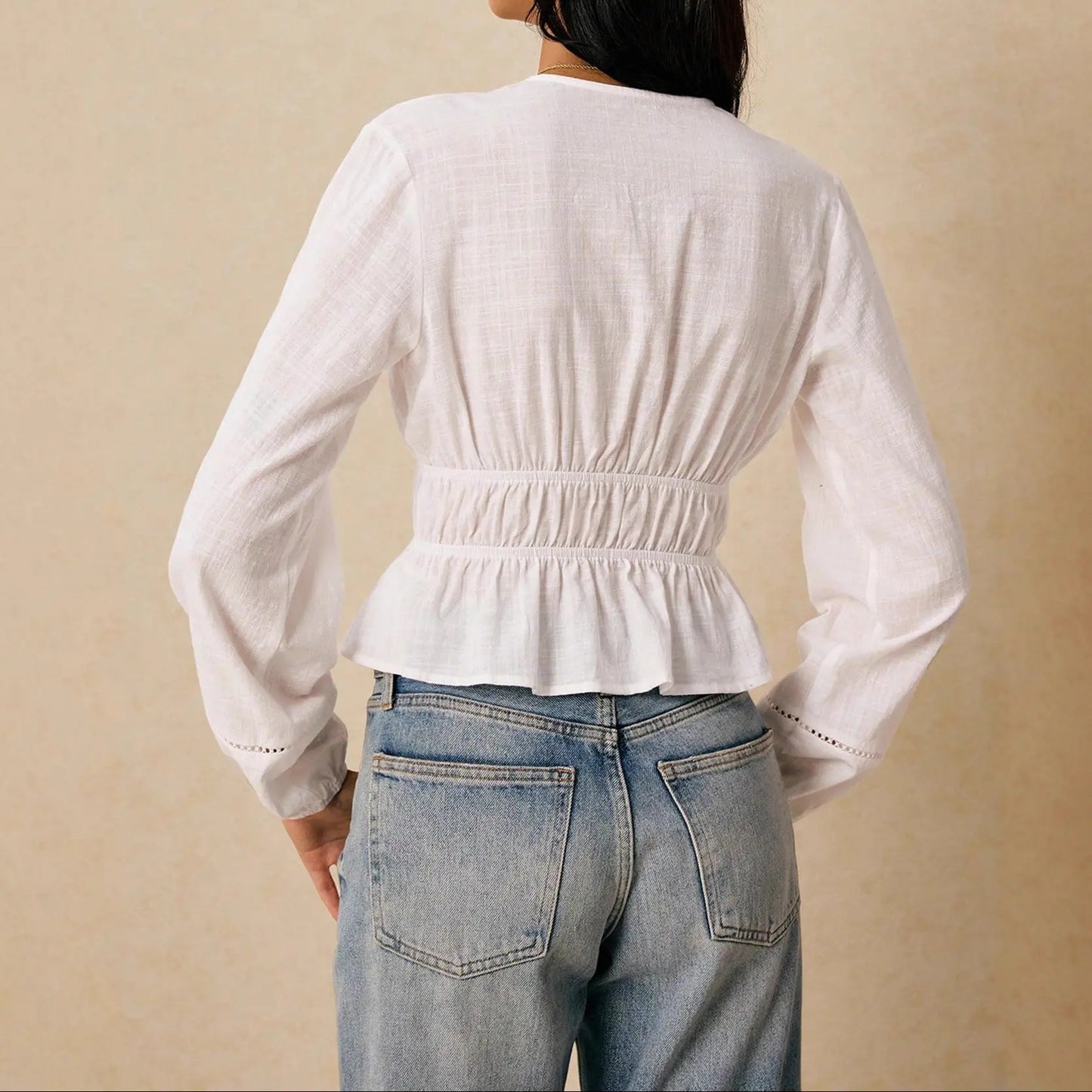 Blouse blanche femme taille resserrée coupe flatteuse SecretBombe