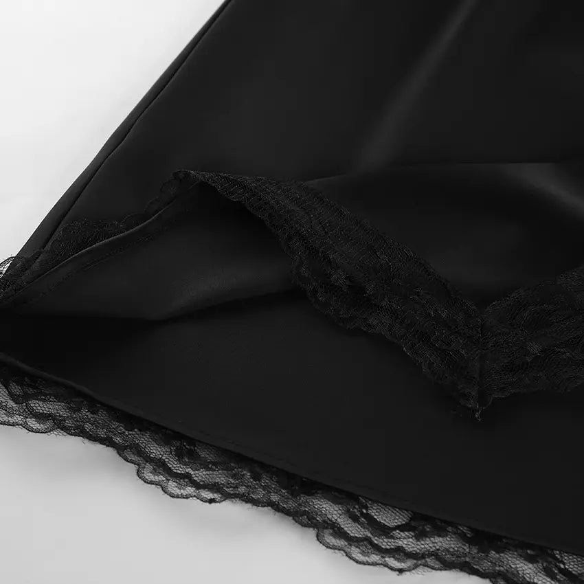 Finition en dentelle de la jupe courte satinée noire femme SecretBombe