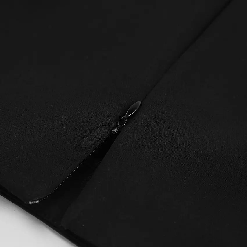 Gros plan sur le tissu noir et le bouton de l'ensemble tailleur femme SecretBombe