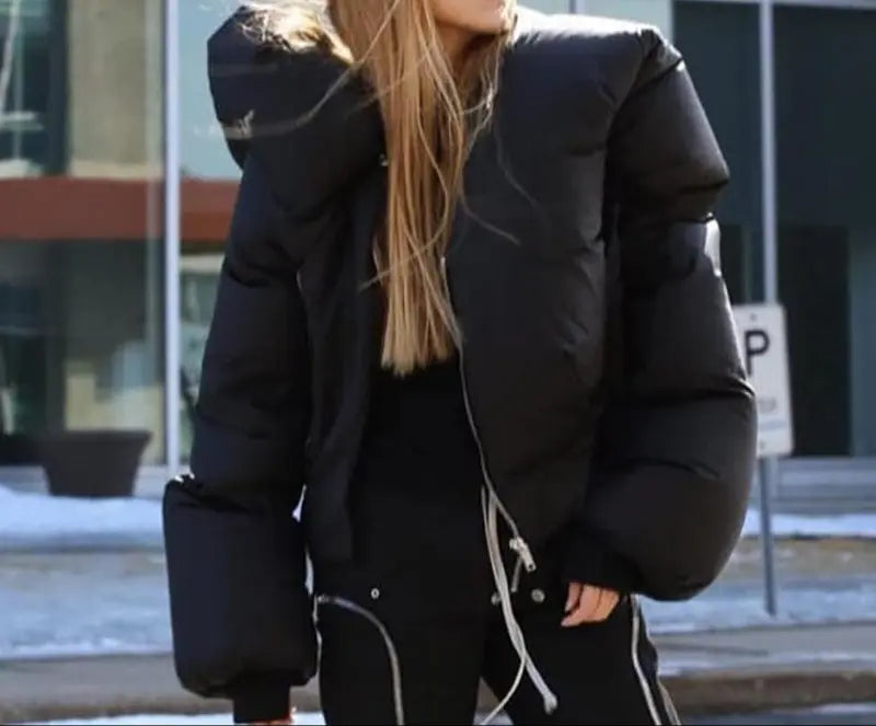 Look complet avec doudoune courte noire, style chic et décontracté pour sorties hivernales