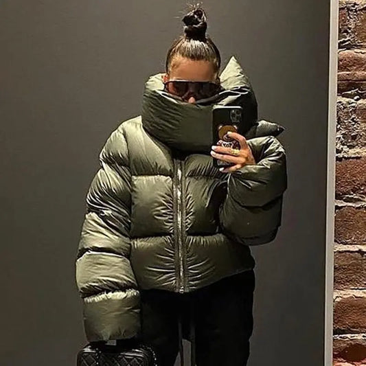 Doudoune courte vert olive vue de face, manches longues, look chic et décontracté pour femme