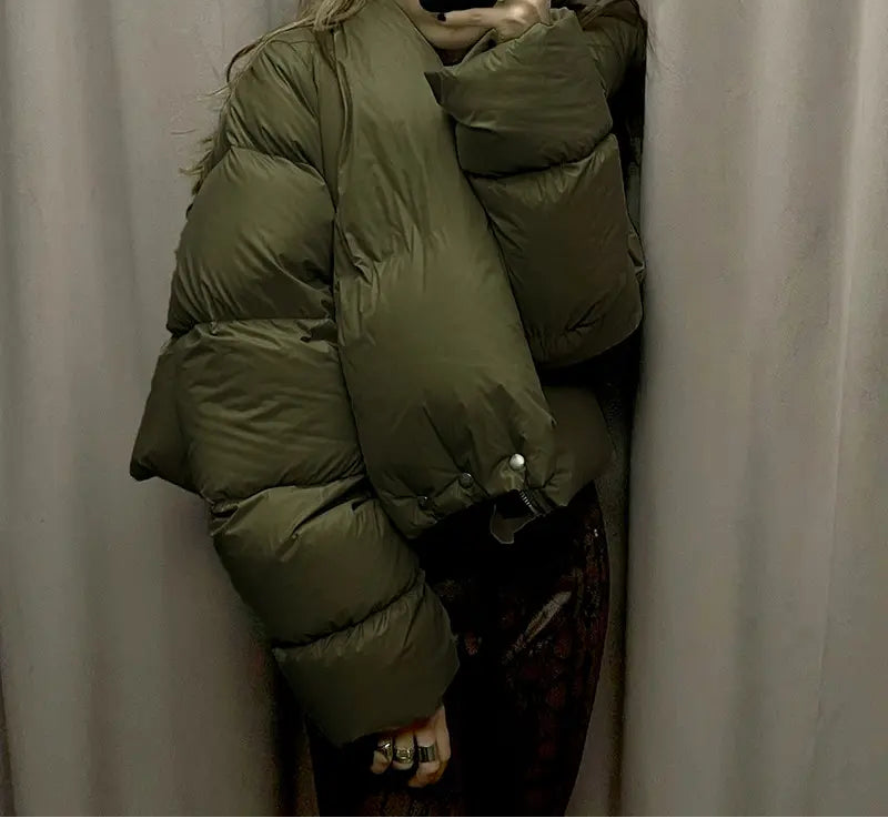 Doudoune courte vert olive vue de face, manches longues, look chic et décontracté pour femme