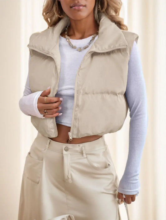 Doudoune street hipster beige vue de face, sans manches, style urbain pour femme