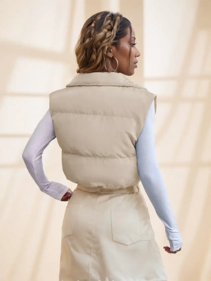 Doudoune beige street hipster vue de dos, silhouette structurée et tendance