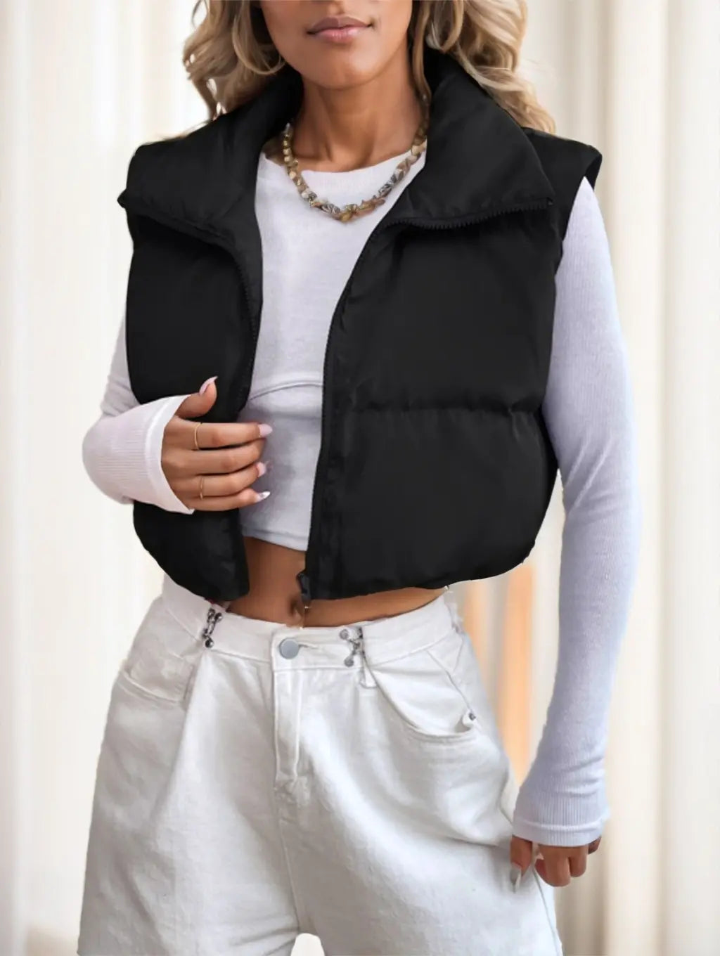 Doudoune noire street hipster vue de profil, coupe moderne et col montant