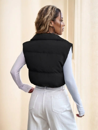 Gros plan sur le tissu polyester doux et confortable de la doudoune noire