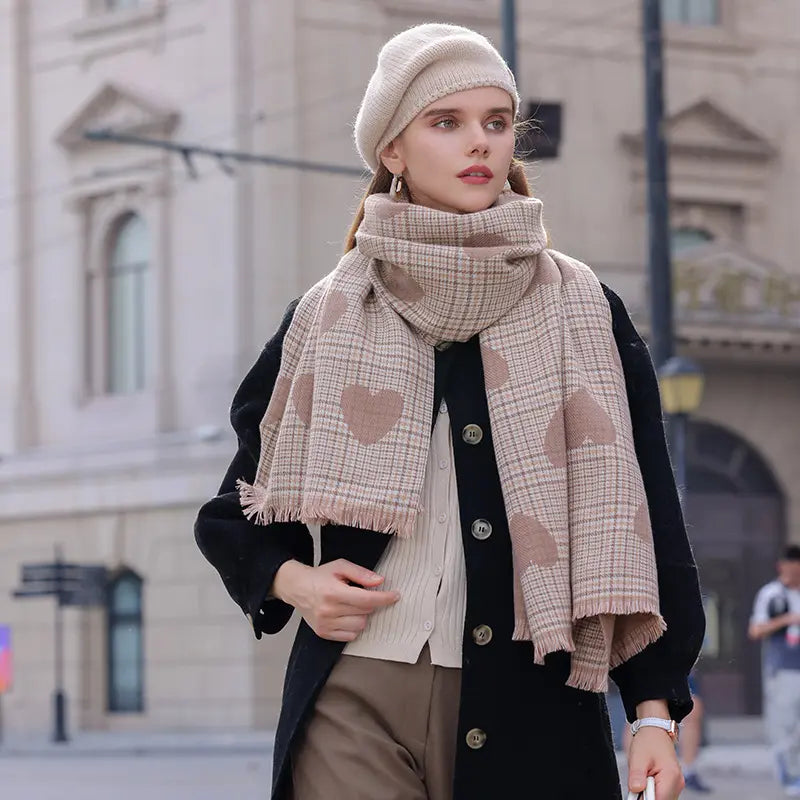 Détail texture écharpe femme quadrilatérale, polyester doux et léger, couleurs noir, rouge et beige , confort agréable sur la peau, accessoire mode chic et pratique, look tendance automne hiver