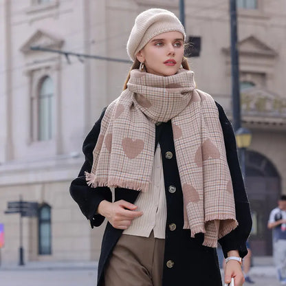 Détail texture écharpe femme quadrilatérale, polyester doux et léger, couleurs noir, rouge et beige , confort agréable sur la peau, accessoire mode chic et pratique, look tendance automne hiver