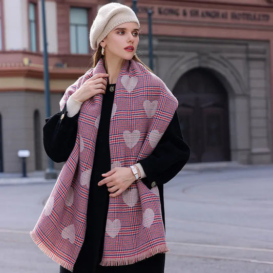 Détail texture écharpe femme quadrilatérale, polyester doux et léger, couleurs noir, rouge et beige , confort agréable sur la peau, accessoire mode chic et pratique, look tendance automne hiver