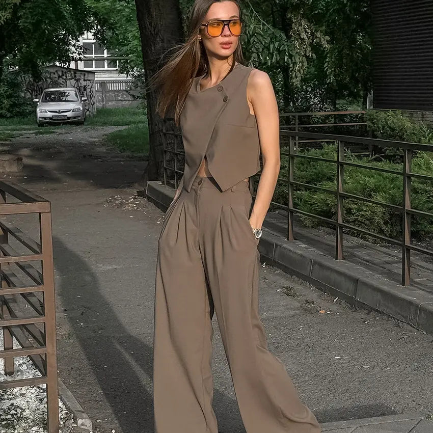 Tenue chic femme marron taupe SecretBombe pantalon large fluide taille haute moderne