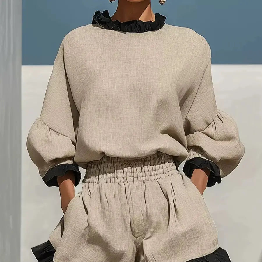Vue de dos de l’ensemble beige avec short en dentelle noire SecretBombe