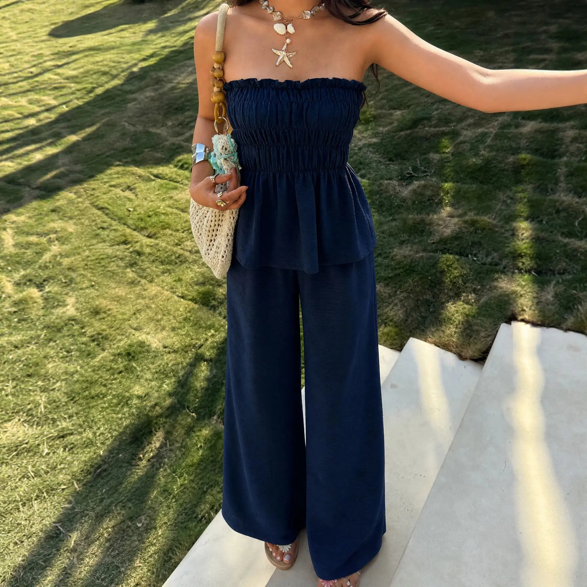 Ensemble femme bleu marine avec bustier à volants pour un look estival SecretBombe