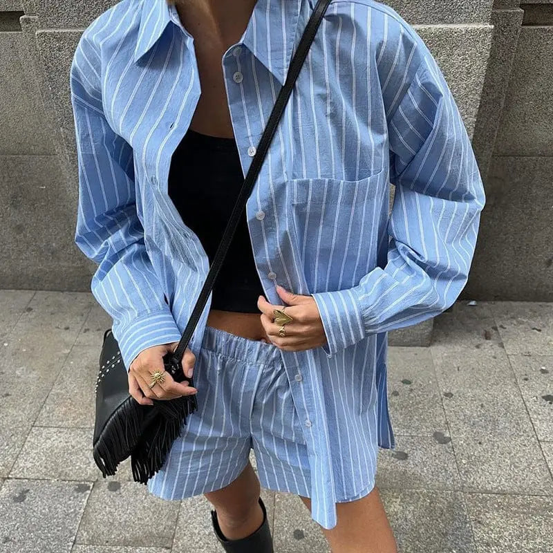 Ensemble été femme, chemise et short à rayures bleu et blanc, look décontracté et moderne, tissu polyester confortable et léger.