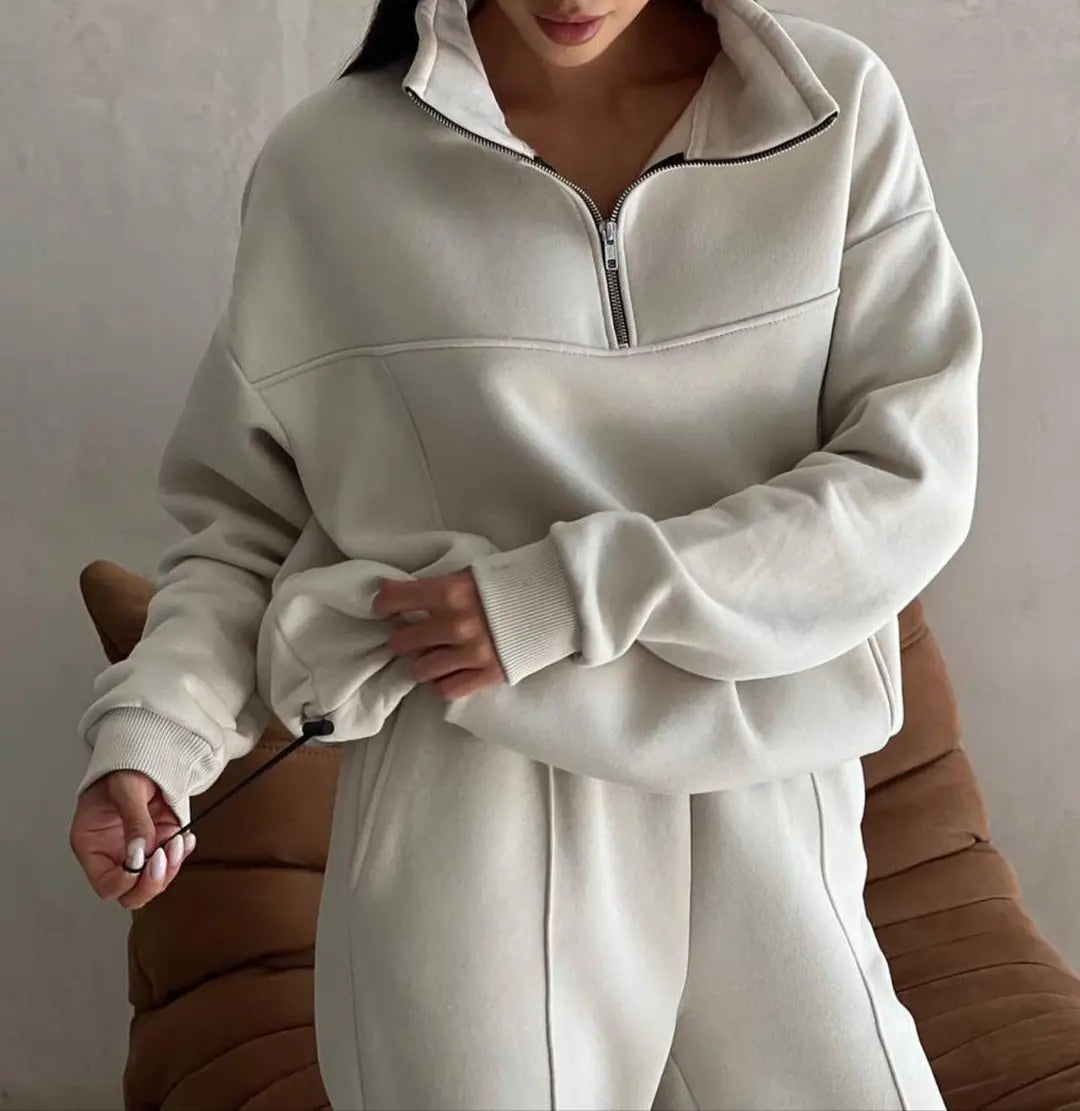Ensemble streetwear femme composé d’un sweat manches longues col montant et d’un pantalon jogging décontracté, couleur crème, style chic et confortable