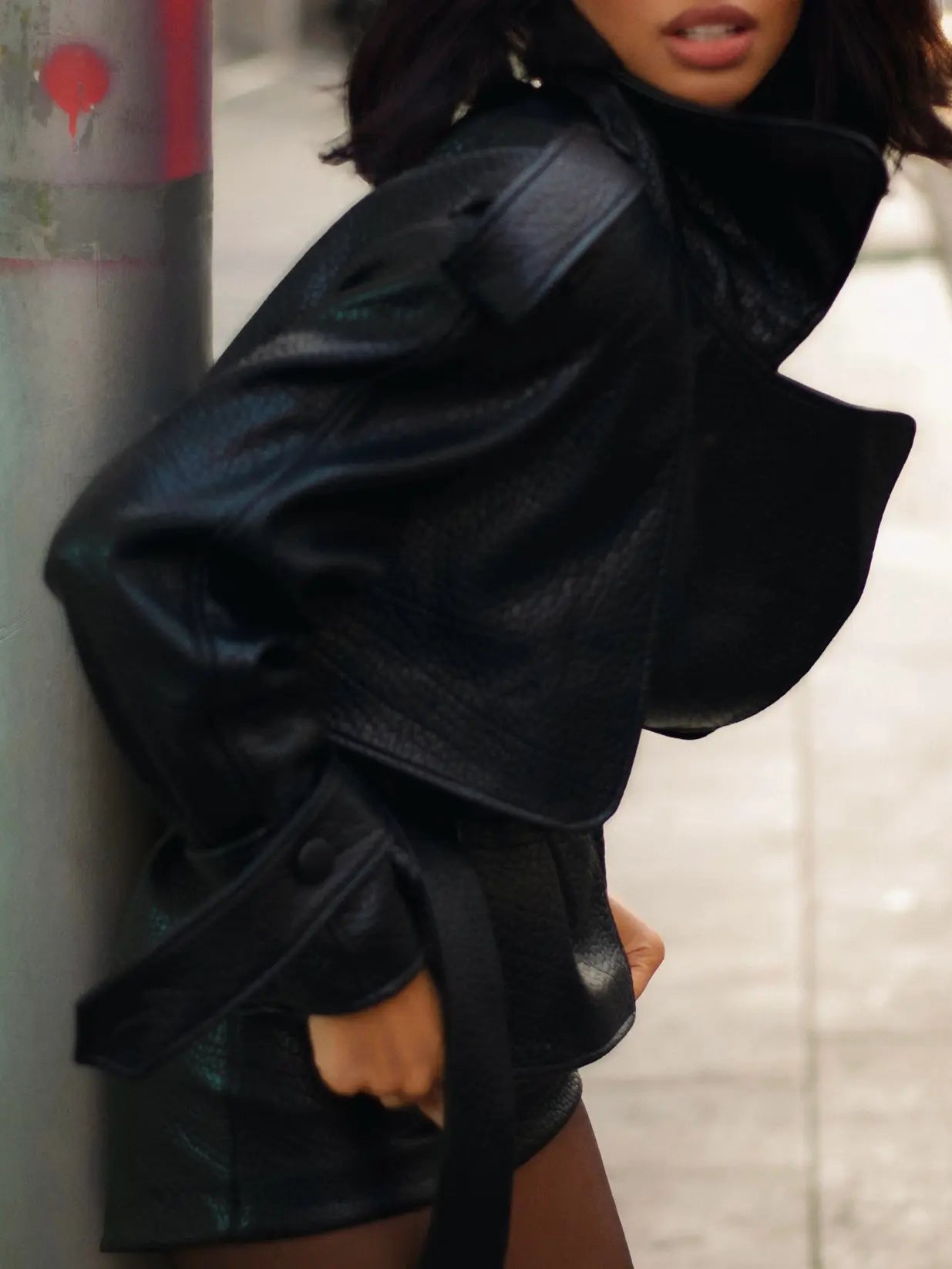 Vue de face ensemble femme cuir vegan veste et short SecretBombe