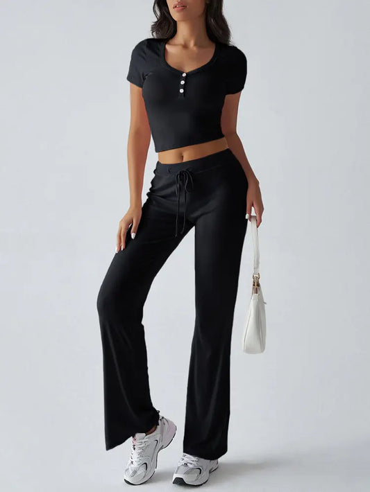 Ensemble deux pièces femme composé d’un crop top manches courtes et pantalon fluide taille haute, couleur noir, style décontracté chic