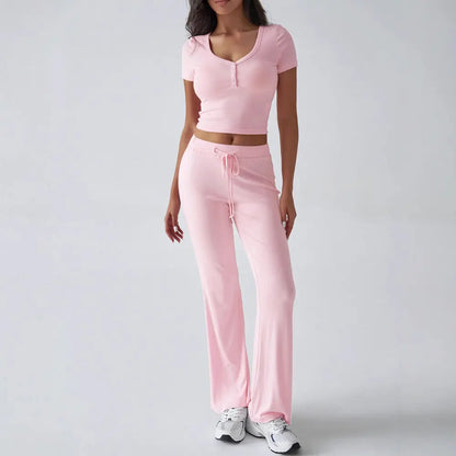 Ensemble deux pièces femme composé d’un crop top manches courtes et pantalon fluide taille haute, couleur rose style décontracté chic