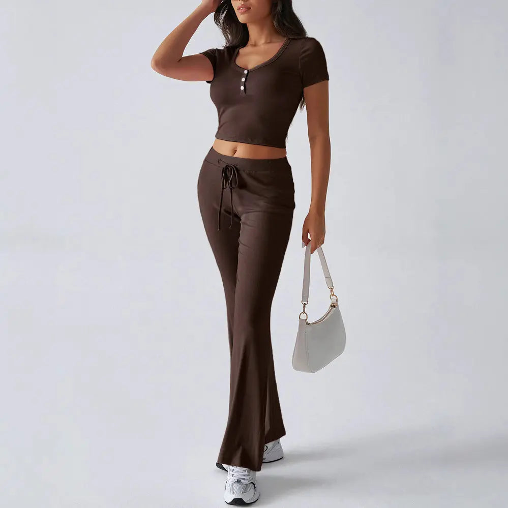 Ensemble deux pièces femme composé d’un crop top manches courtes et pantalon fluide taille haute, couleur marron  style décontracté chic