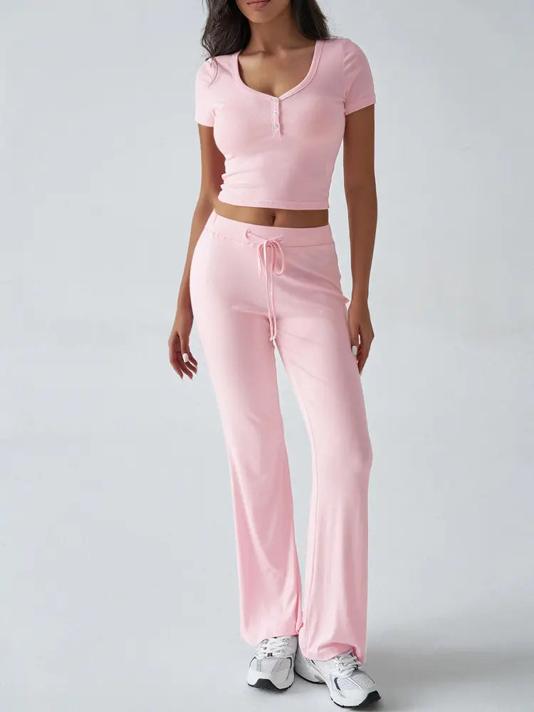 Ensemble deux pièces femme composé d’un crop top manches courtes et pantalon fluide taille haute, couleur rose, style décontracté chic