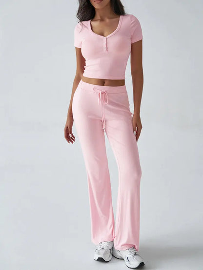 Ensemble deux pièces femme composé d’un crop top manches courtes et pantalon fluide taille haute, couleur rose, style décontracté chic