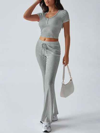 Ensemble deux pièces femme composé d’un crop top manches courtes et pantalon fluide taille haute, couleur gris style décontracté chic