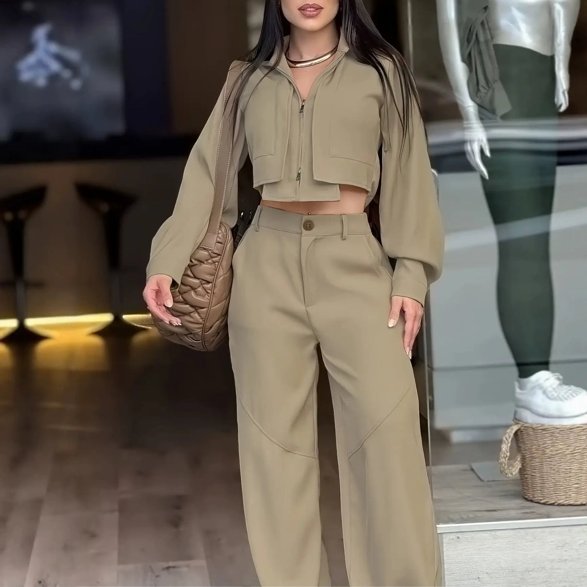 Ensemble tailleur femme beige avec chemise à col et pantalon large SecretBombe