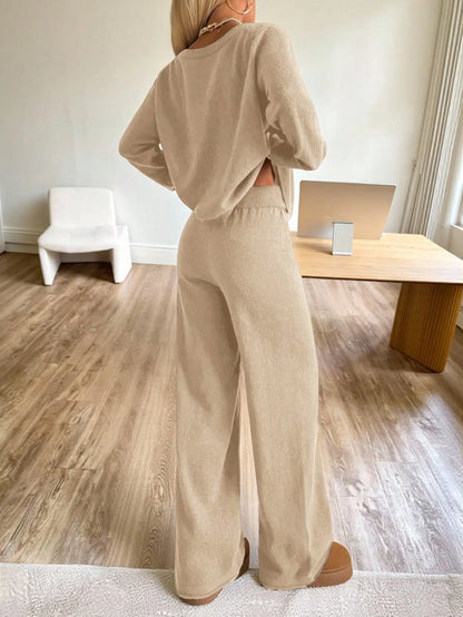 Vue arrière de l'ensemble femme beige avec pantalon large SecretBombe 