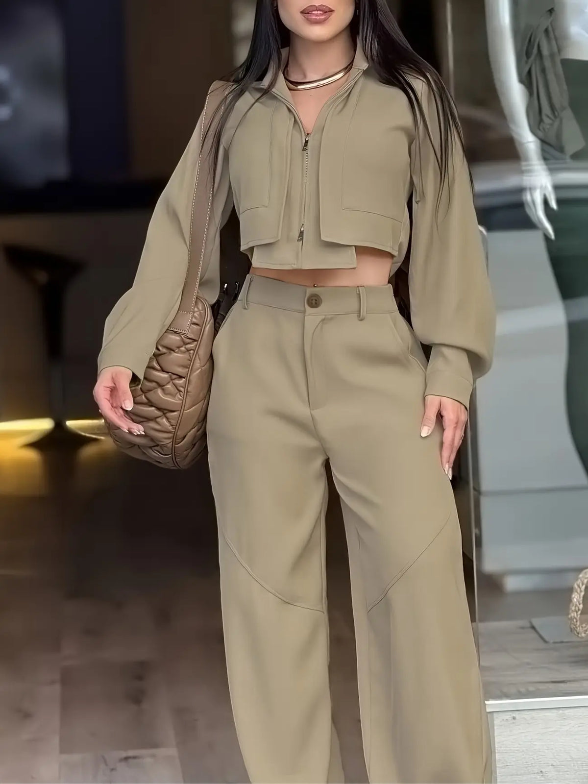 Ensemble deux pièces femme beige avec chemise courte boutonnée et pantalon ample SecretBombe