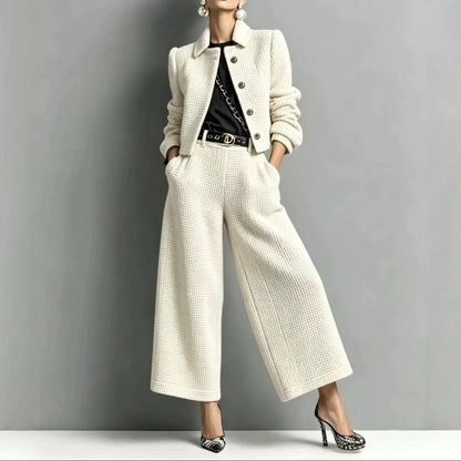 Ensemble femme blanc deux pièces avec veste courte boutonnée et pantalon large SecretBombe
