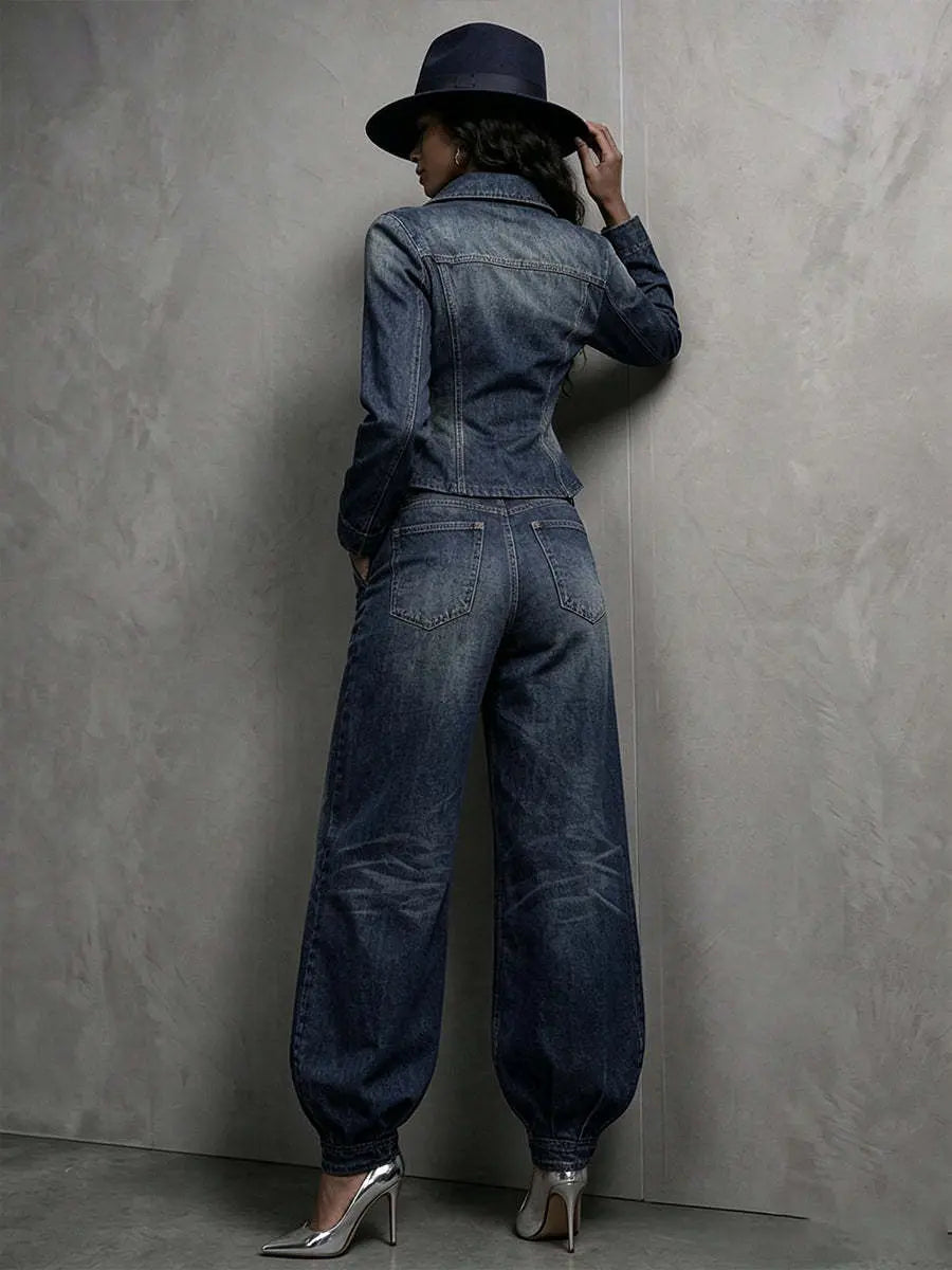 Vue arrière de l'ensemble tailleur femme bleu foncé avec pantalon ample SecretBombe