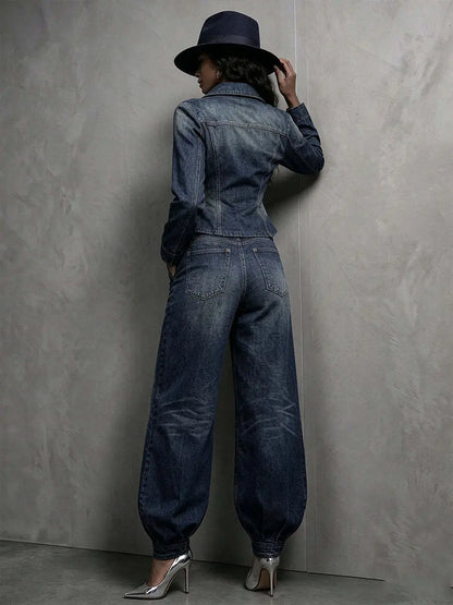 Vue arrière de l'ensemble tailleur femme bleu foncé avec pantalon ample SecretBombe