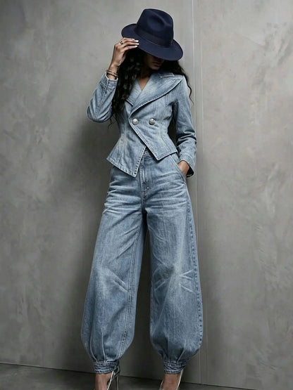 Tailleur pantalon femme bleu clair avec veste cintrée et pantalon ample SecretBombe