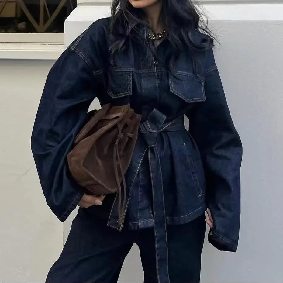 Ensemble femme en jean bleu foncé avec veste ceinturée et pantalon large SecretBombe