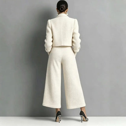 Vue arrière de l'ensemble femme blanc avec veste courte et pantalon large SecretBombe