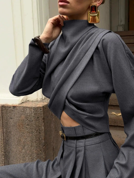 Vue rapprochée du haut drapé asymétrique de l'ensemble femme gris anthracite SecretBombe