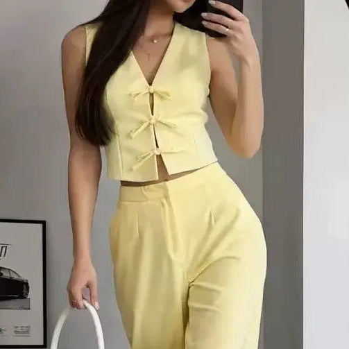 Ensemble femme jaune clair avec gilet sans manches à décolleté en V et pantalon large SecretBombe
