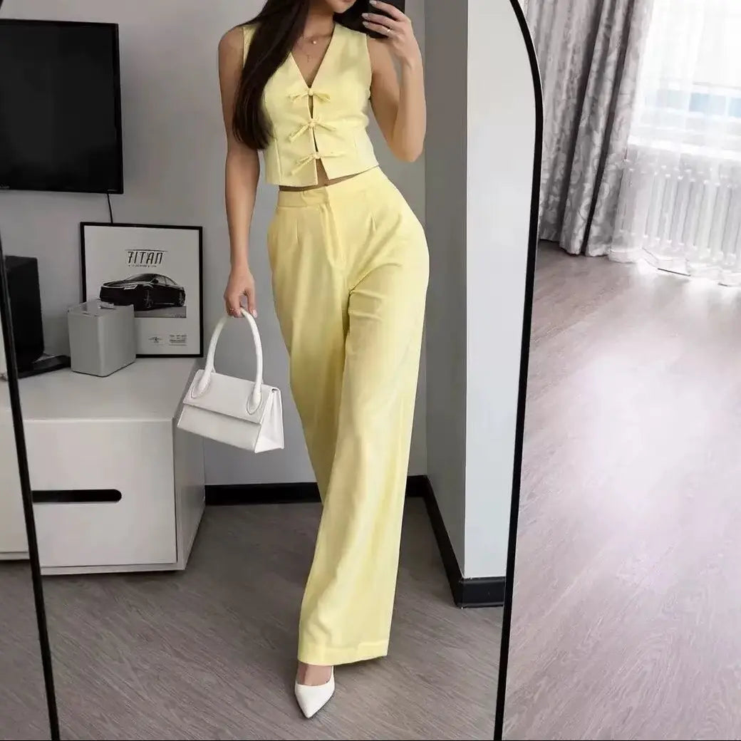 Ensemble femme jaune clair avec gilet sans manches à décolleté en V et pantalon large SecretBombe