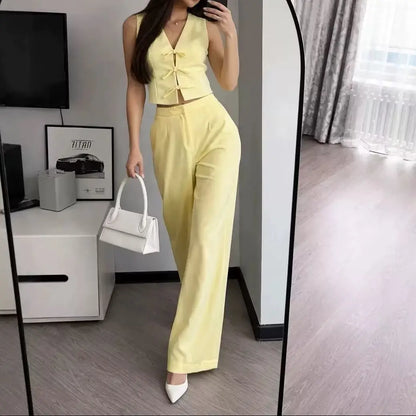 Ensemble femme jaune clair avec gilet sans manches à décolleté en V et pantalon large SecretBombe