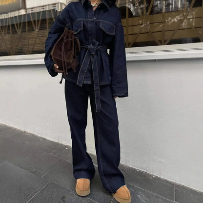 Ensemble femme en jean bleu foncé porté avec un sac marron SecretBombe