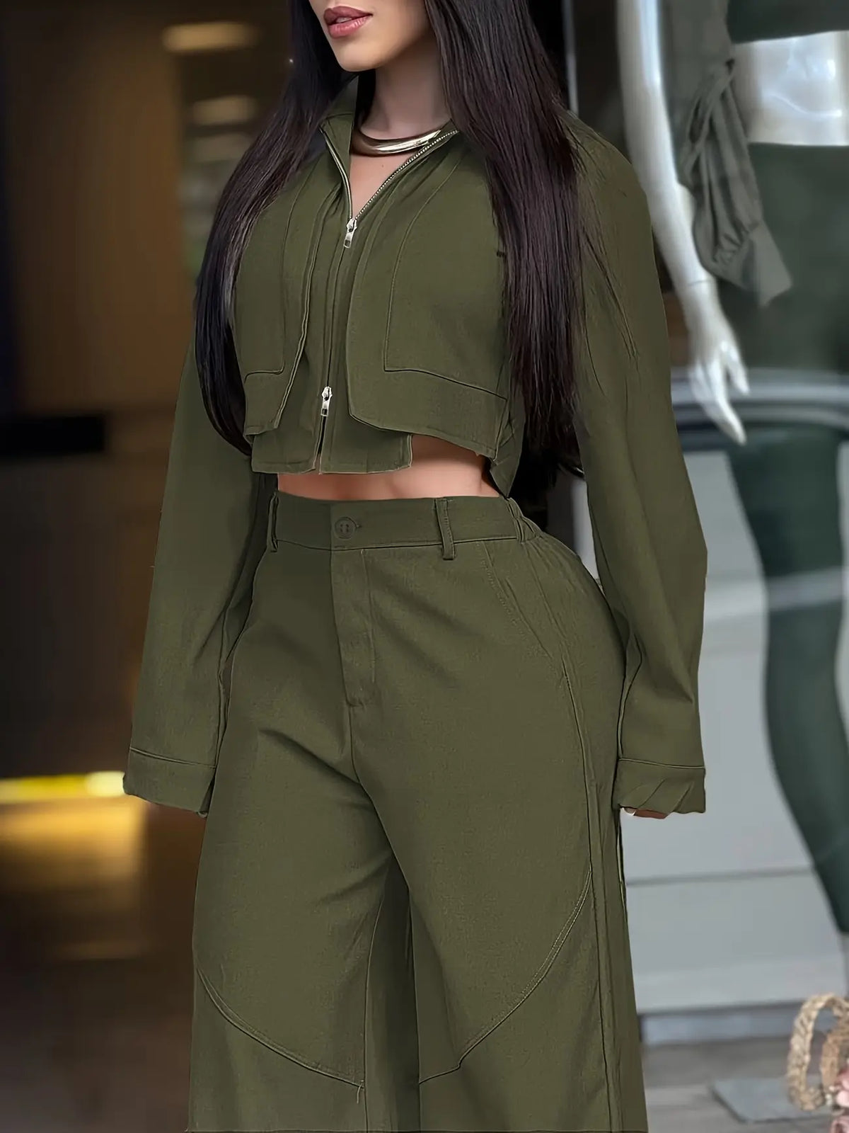 Vue de profil de l'ensemble femme vert kaki avec chemise courte et pantalon large SecretBombe