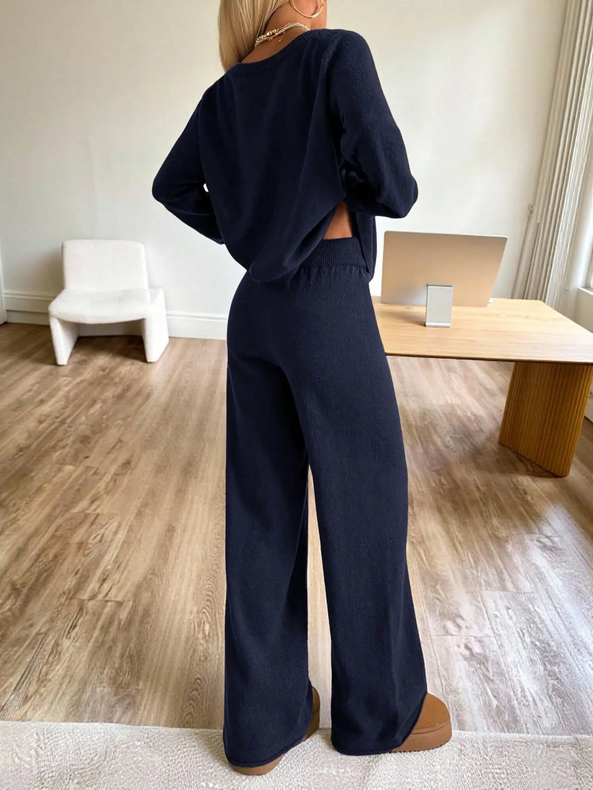 Vue arrière de l'ensemble femme bleu marine avec pantalon large SecretBombe