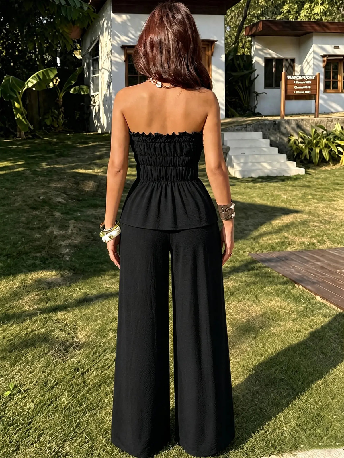 Vue de dos de l'ensemble femme noir avec haut bustier à volants SecretBombe