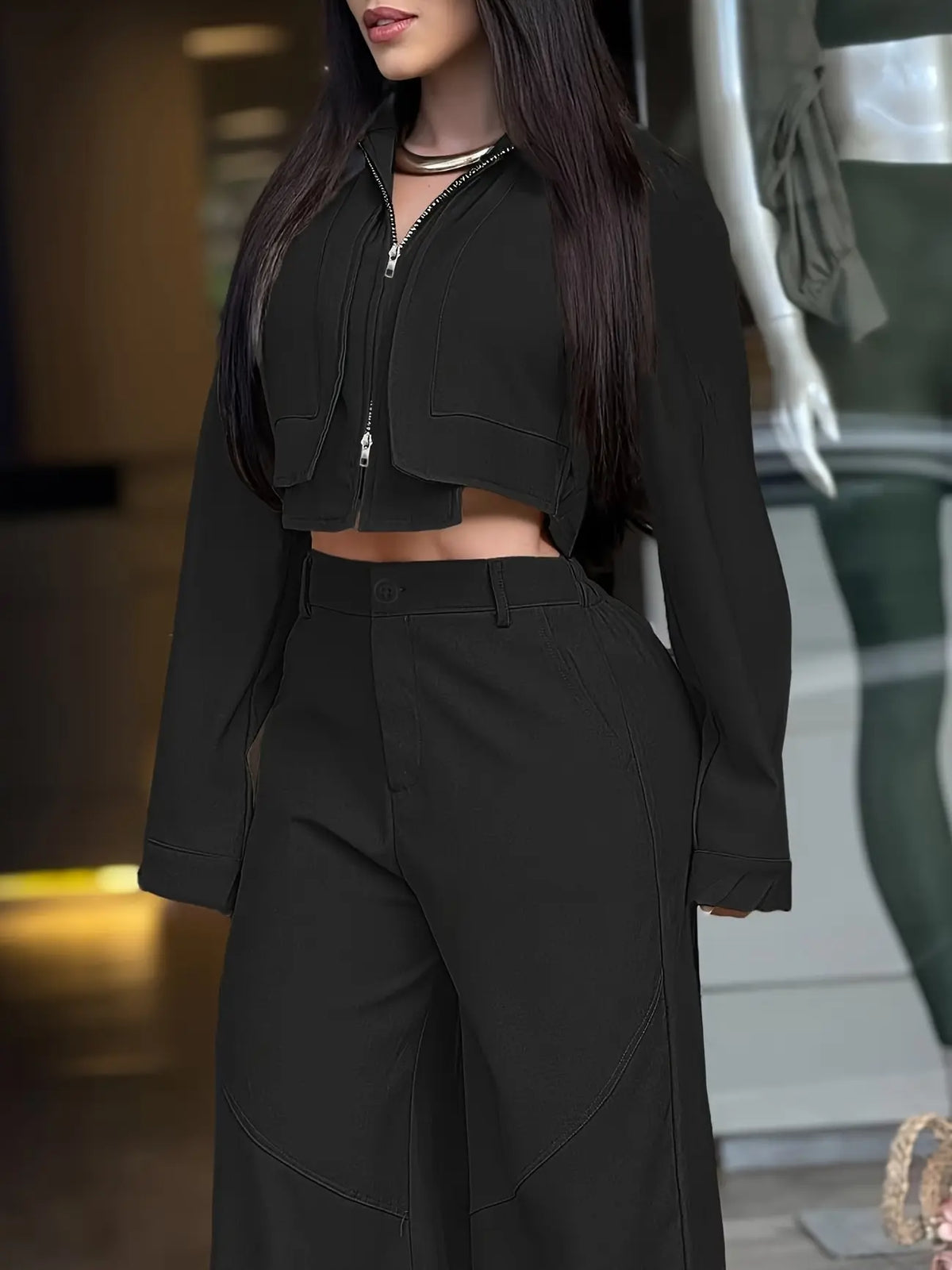 Détail de la chemise courte noire boutonnée de l'ensemble femme SecretBombe