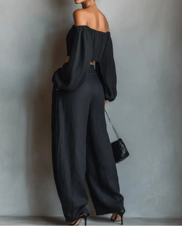Vue de profil de l'ensemble femme noir avec haut court et pantalon large SecretBombe