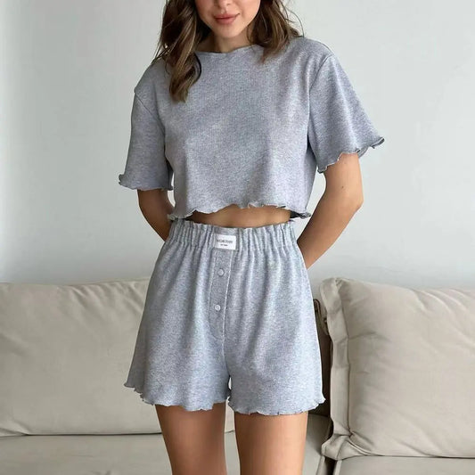Ensemble deux pièces femme gris, haut manches courtes et short taille haute élastique, style minimaliste casual chic, confortable et léger pour l’été.