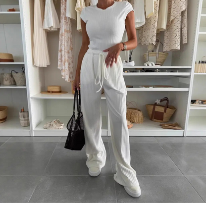 Ensemble femme tendance composé d’un top manches courtes et pantalon fluide, tissu côtelé, couleur blanc, style décontracté chic