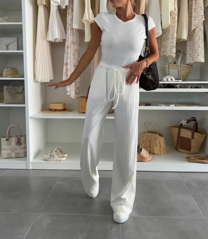 Ensemble femme tendance composé d’un top manches courtes et pantalon fluide, tissu côtelé, couleur blanc, style décontracté chic