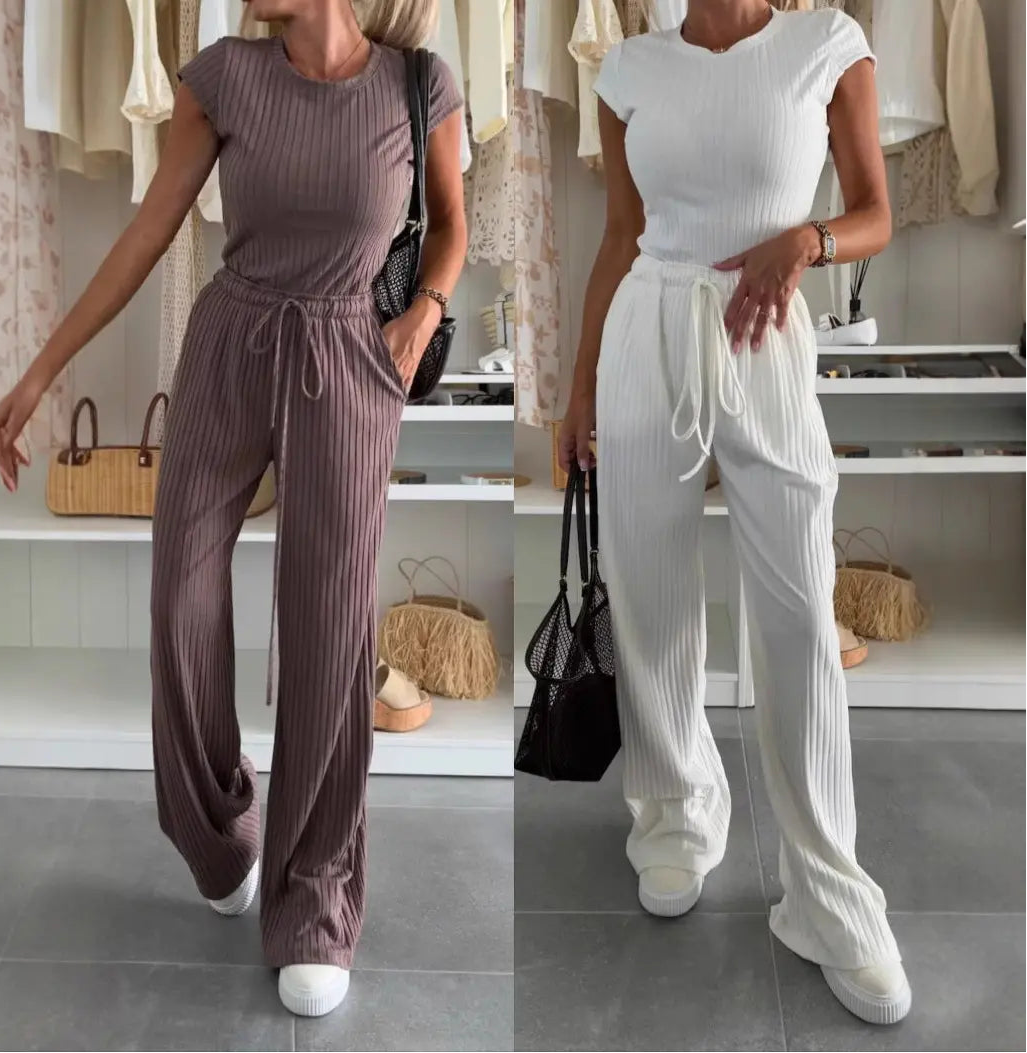 Ensemble femme tendance composé d’un top manches courtes et pantalon fluide, tissu côtelé, couleur blanc, style décontracté chic